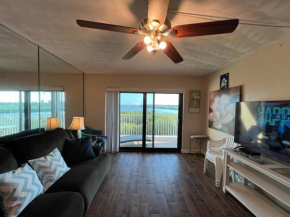 Bayshore Yatch Tennis Condo 2br 3 beds, Walking Distance to Beautiful Quite Beach